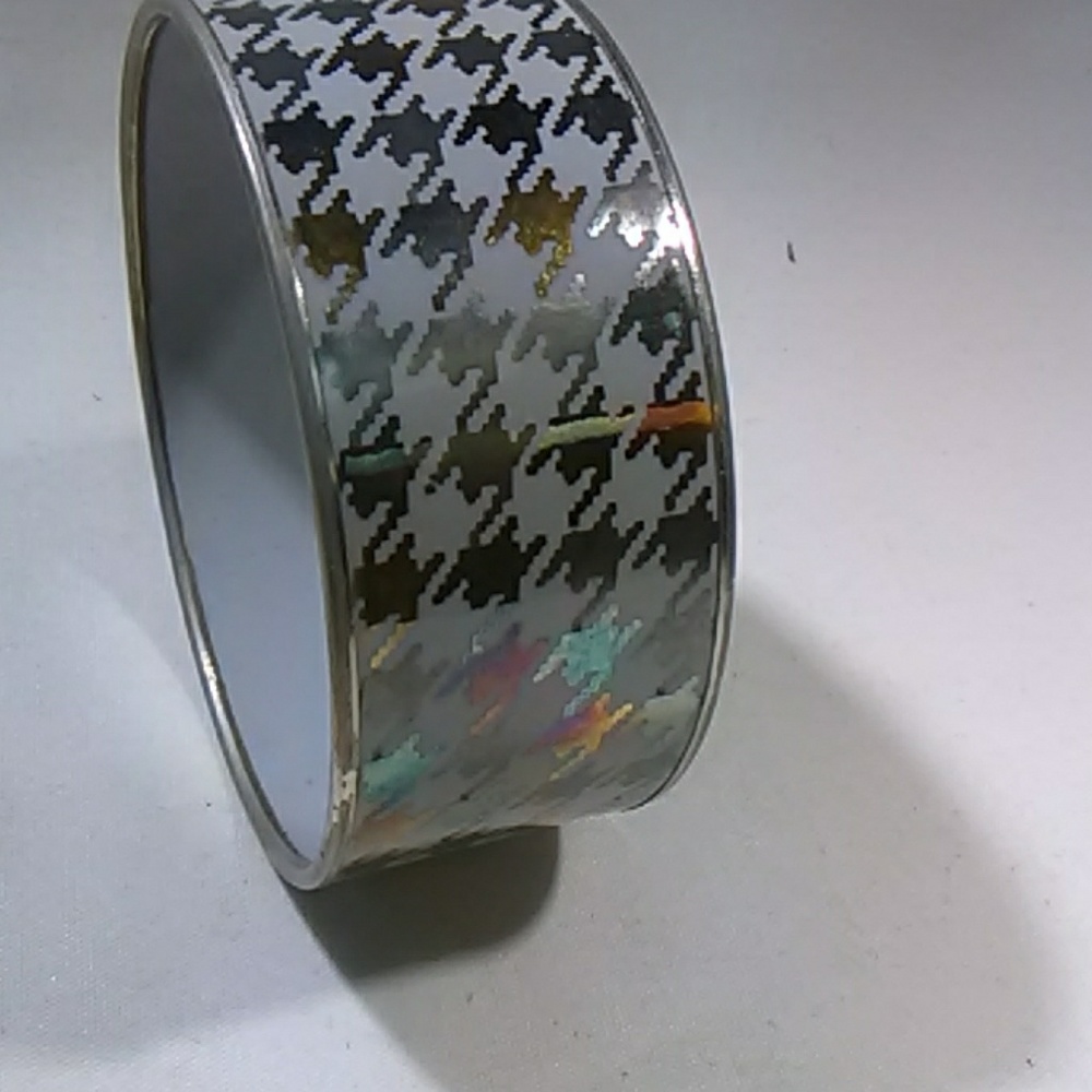 Designer jewelry bangle by laurana